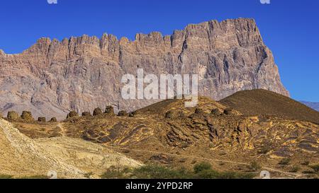 Runde Gräber aus ungeschnittenen Steinen, Bienenstockgräber, hinter dem Berg Jebel Misht, in der Nähe der Stadt Al Ayn, Arabische Halbinsel, Sultanat Oman Stockfoto