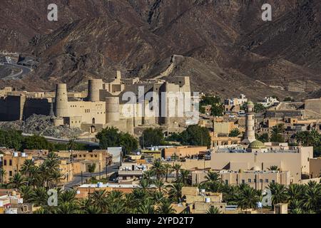 Blick auf die Stadt Bahla, mit der Tonfestung von Hisn Tamah im Hintergrund, Bahla, Arabische Halbinsel, Sultanat Oman Stockfoto