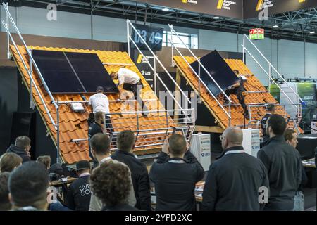 Präsentation der schnellen Installation einer Solaranlage auf einem Wohnhaus mit Schrägdach in Form eines Wettbewerbs European Solar Game Stockfoto