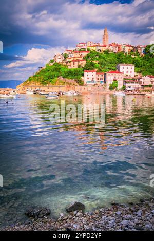 Insel Krk, Kroatien. Vrbnik, eine bezaubernde Küstenstadt an der Adria, bietet enge Steinstraßen, historische Gebäude, atemberaubende Klippen und malerische Landschaften Stockfoto