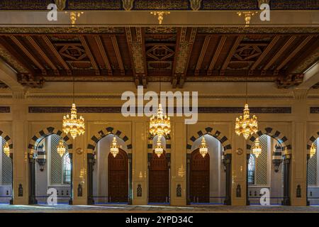 Seitliche Eingänge mit beleuchteten Kronleuchtern der Sultan-Qaboos-Moschee, Muskat, Arabische Halbinsel, Sultanat Oman Stockfoto