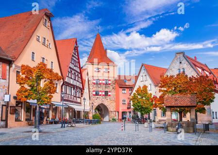 Lauf an der Pegnitz, Deutschland. Beleuchteter Platz mit dem historischen Hersbrucker Tor am Abend - Mittelfranken, Bayern. Stockfoto