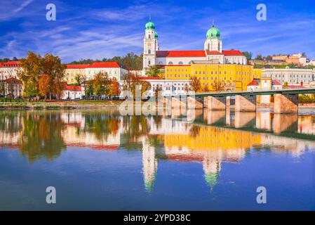 Passau, Deutschland. Altstadt mit St. Stephan's Basilica und Inn River Waterfront Gebäude reflektiert Stockfoto