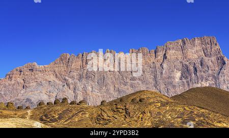 Runde Gräber aus ungeschnittenen Steinen, Bienenstockgräber, hinter dem Berg Jebel Misht, in der Nähe der Stadt Al Ayn, Arabische Halbinsel, Sultanat Oman Stockfoto