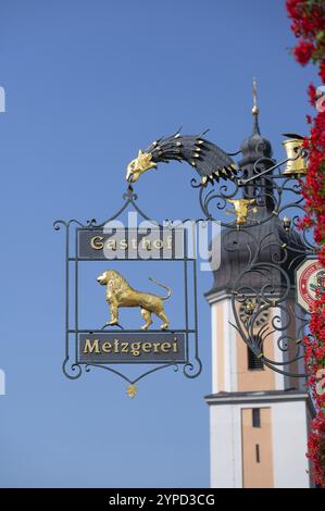 Nasenschild des gasthauses Goldener Loewe und der Metzgerei, hinter der Kirche Mariä Himmelfahrt, Allersberg, Mittelfranken, Bayern Stockfoto