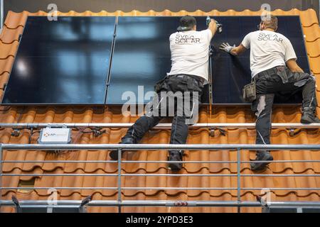 Präsentation der schnellen Installation einer Solaranlage auf einem Wohnhaus mit Schrägdach in Form eines Wettbewerbs European Solar Game Stockfoto