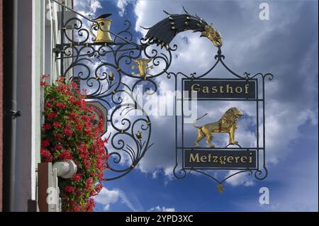 Nasenschild des gasthauses Goldener Loewe und der Metzgerei, hinter der Kirche Mariä Himmelfahrt, Allersberg, Mittelfranken, Bayern Stockfoto