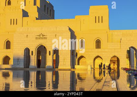 Einheimische Frau in traditioneller Kleidung schlendern im Abendlicht über den Hauptplatz der Königlichen Oper, Muskat, Arabische Halbinsel, Sultanat Oman Stockfoto