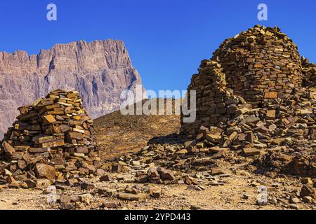 Runde Gräber aus ungeschnittenen Steinen, Bienenstockgräber, hinter dem Gipfel des Berges Jebel Misht, in der Nähe der Stadt Al Ayn, Arabische Halbinsel, Sultanat of Stockfoto