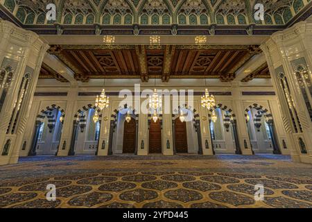 Seitliche Eingänge mit beleuchteten Kronleuchtern der Sultan-Qaboos-Moschee, Muskat, Arabische Halbinsel, Sultanat Oman Stockfoto