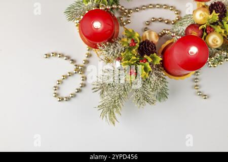 Festlicher Adventskranz mit brennenden roten Kerzen, dekoriert für Weihnachten, von oben, weißer Hintergrund Stockfoto