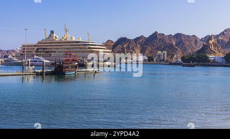 Staatsyacht des Sultans Oman vor Anker im Hafen von Mutrah, Muscat, Arabische Halbinsel, Sultanat Oman Stockfoto