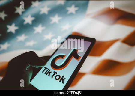 März 2024, Brasilien. In dieser Fotoabbildung wird das TikTok-Logo auf einem Smartphone-Bildschirm mit der Flagge United States (US) im Hintergrund angezeigt Stockfoto