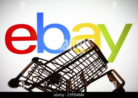 April 2024, Brasilien. In dieser Fotoabbildung wird das eBay-Logo auf einem Smartphone zusammen mit einem Einkaufswagen angezeigt Stockfoto