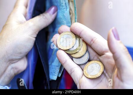 April 2024, Brasilien. Die Frau hat ein paar echte Münzen in ihrer Brieftasche. Amtlichen Daten zufolge ist das durchschnittliche Haushaltseinkommen pro Kopf (pro Person) zu nennen Stockfoto