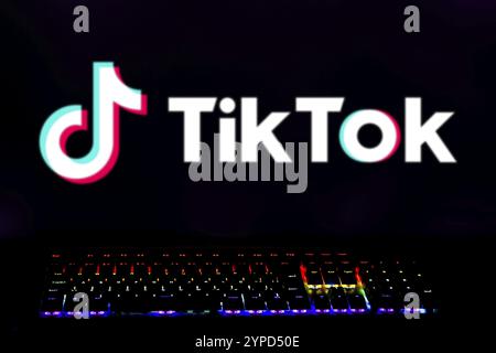 April 2024, Brasilien. In dieser Abbildung wird das TikTok-Logo auf dem Computerbildschirm mit einer Tastatur mit farbigen Lichtern angezeigt Stockfoto