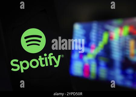 Juni 2024, Brasilien. In dieser Fotoabbildung wird das Spotify-Logo auf einem Smartphone-Bildschirm mit grafischer Darstellung der Aktienmarke angezeigt Stockfoto