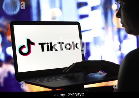 April 2024, Brasilien. In dieser Abbildung wird das TikTok-Logo auf einem Laptop-Bildschirm angezeigt Stockfoto