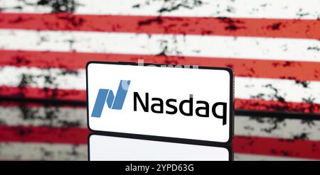 Mai 2024, Brasilien. In dieser Fotoabbildung wird das Nasdaq Composite Logo auf einem Smartphone-Bildschirm und im Hintergrund in den USA angezeigt Stockfoto