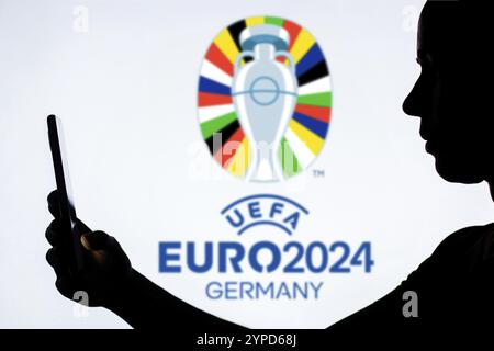 20. Mai 2024, Brasilien. In dieser Fotoabbildung hält die Silhouette einer Frau ein Smartphone mit der UEFA-Fußball-Europameisterschaft (Euro 2024) Stockfoto