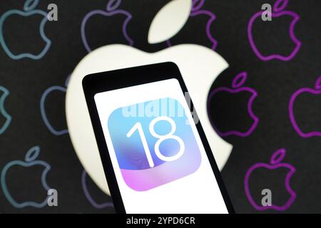 April 2024, Brasilien. In dieser Abbildung wird das iOS 18-Logo auf einem Smartphone-Bildschirm angezeigt Stockfoto