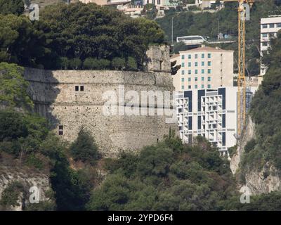 Steinfestung auf einem Hügel in städtischer Umgebung mit Baukran, monte carlo, monaco, frankreich Stockfoto