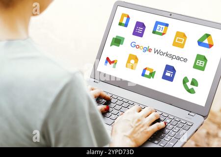 April 2024, Brasilien. In dieser Abbildung wird das Google Workspace-Logo auf einem Laptop-Bildschirm angezeigt Stockfoto