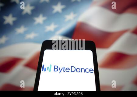 März 2024, Brasilien. In dieser Abbildung wird das ByteDance-Logo auf einem Smartphone-Bildschirm mit der Flagge United States (US) im bac angezeigt Stockfoto