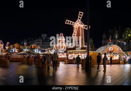 VICTORIA SQUARE, BIRMINGHAM, GROSSBRITANNIEN - 28. NOVEMBER 2024. Panoramablick auf farbenfrohe Marktstände am deutschen Weihnachtsmarkt am Victoria Square Stockfoto