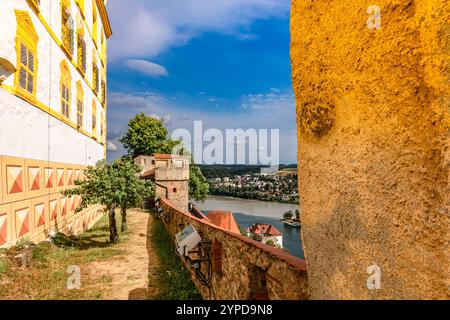 Panoramablick auf Passau. Die Skyline der Altstadt vom Schloss Veste Oberhaus. Zusammenfluss der drei Flüsse Donau, Inn, Ilz, Bayern, Deutschland. Stockfoto