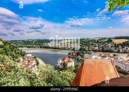 Panoramablick auf Passau. Die Skyline der Altstadt vom Schloss Veste Oberhaus. Zusammenfluss der drei Flüsse Donau, Inn, Ilz, Bayern, Deutschland. Stockfoto