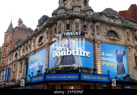 Mrs. Doubtfire Comedy Musical Poster auf der Vorderseite des Shaftesbury Theatre West End 2024 London England Großbritannien Großbritannien Stockfoto