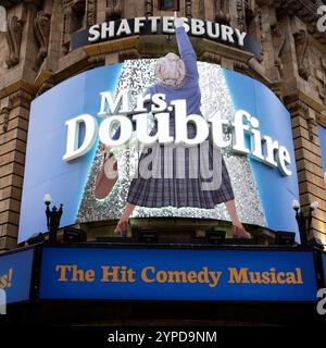 Mrs. Doubtfire Comedy Musical Poster auf der Vorderseite des Shaftesbury Theatre West End 2024 London England Großbritannien Großbritannien Stockfoto