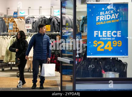 Richmond, Kanada. November 2024. Kunden kaufen während des Black Friday-Einkaufs am 29. November 2024 in einem Einkaufszentrum in Richmond, British Columbia, Kanada ein. Quelle: Liang Sen/Xinhua/Alamy Live News Stockfoto