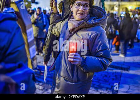 Logroño, La Rioja, Spanien. November 2024. Pro-palästinensische Aktivisten unterbrechen die offizielle Weihnachtsbeleuchtung in Logroño. Mit Kerzen, palästinensischen Fahnen und symbolischen Särgen stehen sie hinter der Bürgermeisterprozession. Ihr stiller Protest zielt darauf ab, den Konflikt in Gaza sichtbar zu machen und einen festlichen Moment in einen Raum für Denunziation und Reflexion über die humanitäre Krise in Palästina zu verwandeln. Quelle: Mario Martija/Alamy Live News. Stockfoto