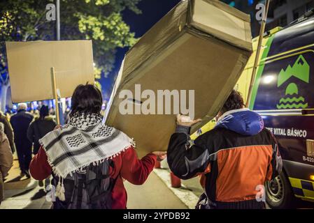 Logroño, La Rioja, Spanien. November 2024. Pro-palästinensische Aktivisten unterbrechen die offizielle Weihnachtsbeleuchtung in Logroño. Mit Kerzen, palästinensischen Fahnen und symbolischen Särgen stehen sie hinter der Bürgermeisterprozession. Ihr stiller Protest zielt darauf ab, den Konflikt in Gaza sichtbar zu machen und einen festlichen Moment in einen Raum für Denunziation und Reflexion über die humanitäre Krise in Palästina zu verwandeln. Quelle: Mario Martija/Alamy Live News. Stockfoto