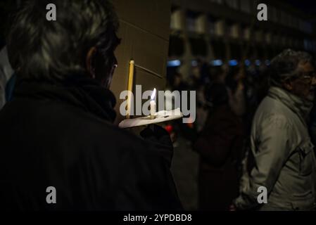 Logroño, La Rioja, Spanien. November 2024. Pro-palästinensische Aktivisten unterbrechen die offizielle Weihnachtsbeleuchtung in Logroño. Mit Kerzen, palästinensischen Fahnen und symbolischen Särgen stehen sie hinter der Bürgermeisterprozession. Ihr stiller Protest zielt darauf ab, den Konflikt in Gaza sichtbar zu machen und einen festlichen Moment in einen Raum für Denunziation und Reflexion über die humanitäre Krise in Palästina zu verwandeln. Quelle: Mario Martija/Alamy Live News. Stockfoto