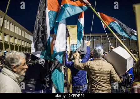 Logroño, La Rioja, Spanien. November 2024. Pro-palästinensische Aktivisten unterbrechen die offizielle Weihnachtsbeleuchtung in Logroño. Mit Kerzen, palästinensischen Fahnen und symbolischen Särgen stehen sie hinter der Bürgermeisterprozession. Ihr stiller Protest zielt darauf ab, den Konflikt in Gaza sichtbar zu machen und einen festlichen Moment in einen Raum für Denunziation und Reflexion über die humanitäre Krise in Palästina zu verwandeln. Quelle: Mario Martija/Alamy Live News. Stockfoto