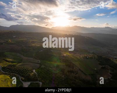 Blick aus der Vogelperspektive auf die Landschaft von Ronda bei Sonnenuntergang mit Rolling Hills Stockfoto