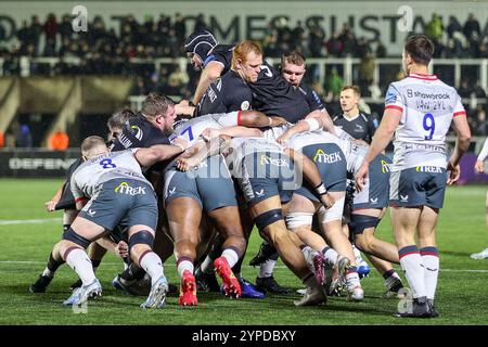Newcastle upon Tyne, Großbritannien. November 2024. #5, Sebastian de Chaves von Newcastle Falcons (mit Helm) versucht, das Match während des Gallagher Premiership Rugby-Spiels zwischen Newcastle Falcons und Saracens am 29. November 2024 im Kingston Park, Newcastle upon Tyne, Großbritannien, durchzustoßen. Foto von Stuart Leggett. Nur redaktionelle Verwendung, Lizenz für kommerzielle Nutzung erforderlich. Keine Verwendung bei Wetten, Spielen oder Publikationen eines einzelnen Clubs/einer Liga/eines Spielers. Quelle: UK Sports Pics Ltd/Alamy Live News Stockfoto