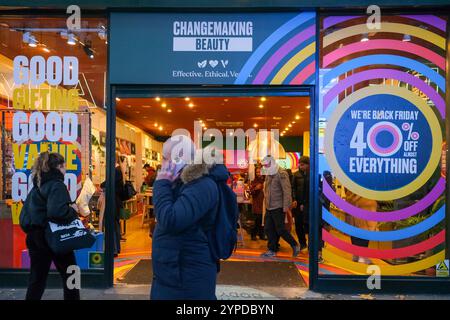 London, Großbritannien. November 2024. Käufer profitieren am Black Friday von Rabatten in der Oxford Street. Quelle: Eleventh Photography/Alamy Live News Stockfoto