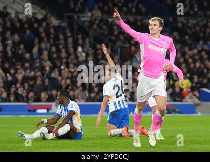 Flynn Downes aus Southampton feiert das erste Tor ihrer Mannschaft während des Spiels der Premier League im American Express Stadium, Brighton und Hove. Bilddatum: Freitag, 29. November 2024. Stockfoto