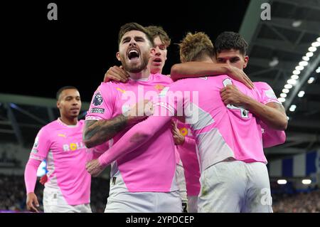 Flynn Downes aus Southampton feiert das erste Tor ihrer Mannschaft während des Spiels der Premier League im American Express Stadium, Brighton und Hove. Bilddatum: Freitag, 29. November 2024. Stockfoto