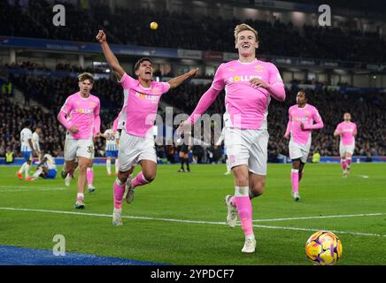 Flynn Downes aus Southampton feiert das erste Tor ihrer Mannschaft während des Spiels der Premier League im American Express Stadium, Brighton und Hove. Bilddatum: Freitag, 29. November 2024. Stockfoto