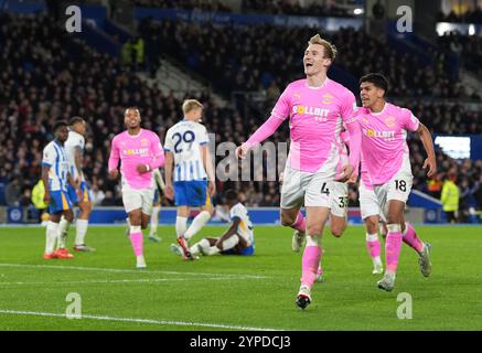 Flynn Downes aus Southampton feiert das erste Tor ihrer Mannschaft während des Spiels der Premier League im American Express Stadium, Brighton und Hove. Bilddatum: Freitag, 29. November 2024. Stockfoto