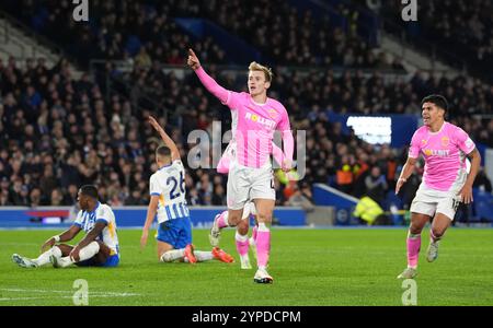 Flynn Downes aus Southampton feiert das erste Tor ihrer Mannschaft während des Spiels der Premier League im American Express Stadium, Brighton und Hove. Bilddatum: Freitag, 29. November 2024. Stockfoto