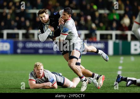 Newcastle, Gbr. November 2024. Ben Stevenson von Newcastle Falcons wird während des Gallagher Premiership-Spiels zwischen Newcastle Falcons und Saracens im Kingston Park, Newcastle, am Freitag, den 29. November 2024, angegriffen. (Foto: Chris Lishman | MI News) Credit: MI News & Sport /Alamy Live News Stockfoto