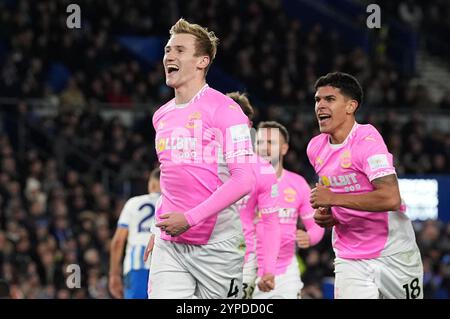 Flynn Downes aus Southampton feiert das erste Tor ihrer Mannschaft während des Spiels der Premier League im American Express Stadium, Brighton und Hove. Bilddatum: Freitag, 29. November 2024. Stockfoto