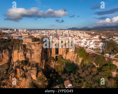 Blick aus der Vogelperspektive von Ronda, Spanien bei Sonnenuntergang mit Puente Nuevo Stockfoto