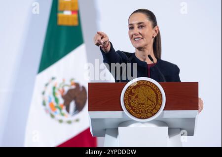 Mexiko-Stadt, Mexiko. November 2024. Die mexikanische Präsidentin Claudia Sheinbaum, wählt eine Reporterin aus, um eine Frage während der täglichen Pressekonferenz im Nationalpalast am 29. November 2024 in Mexiko-Stadt zu stellen. Quelle: Presidencia de la Republica Mexicana/Büro der mexikanischen Präsidenten/Alamy Live News Stockfoto